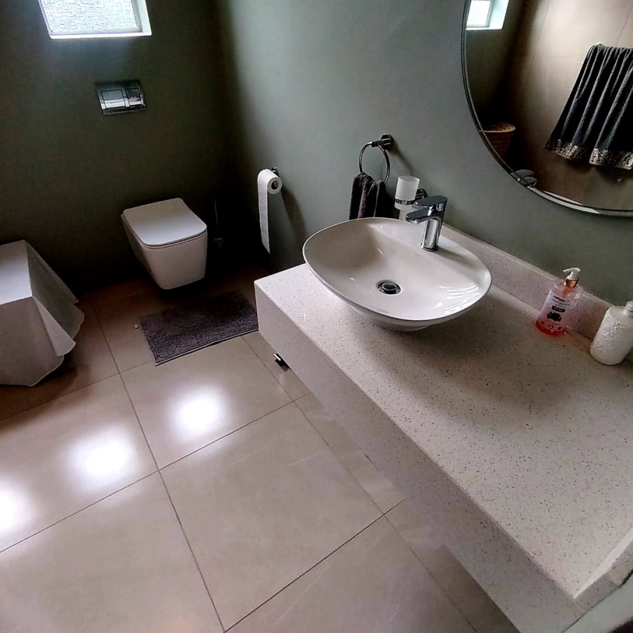 5 Bedroom Property for Sale in Beacon Bay Eastern Cape